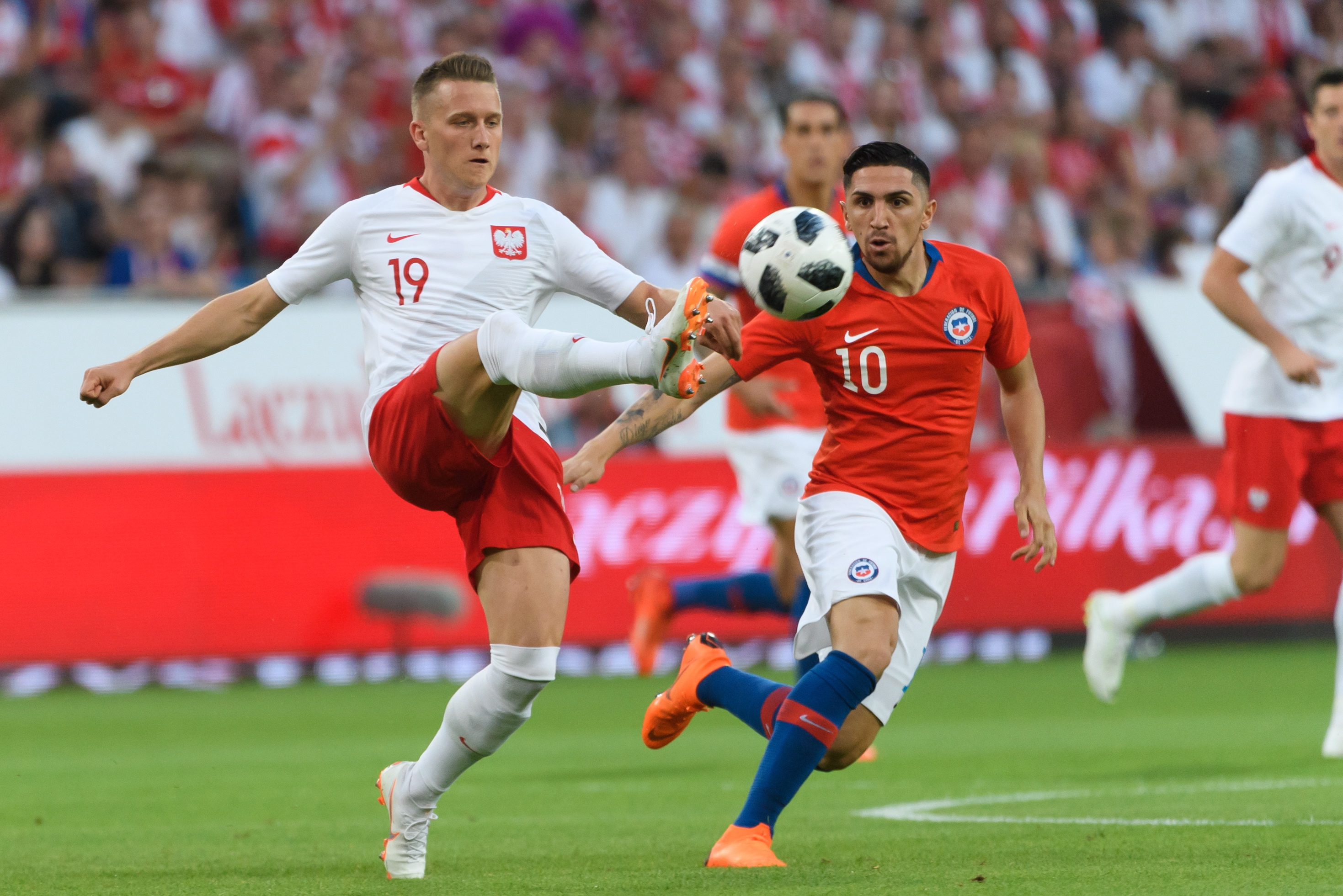 智利球员在足球比赛中精彩表现获得勝利的简单介绍