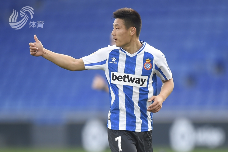 关于华勒温特伯斯大胜，继续领跑联赛的信息